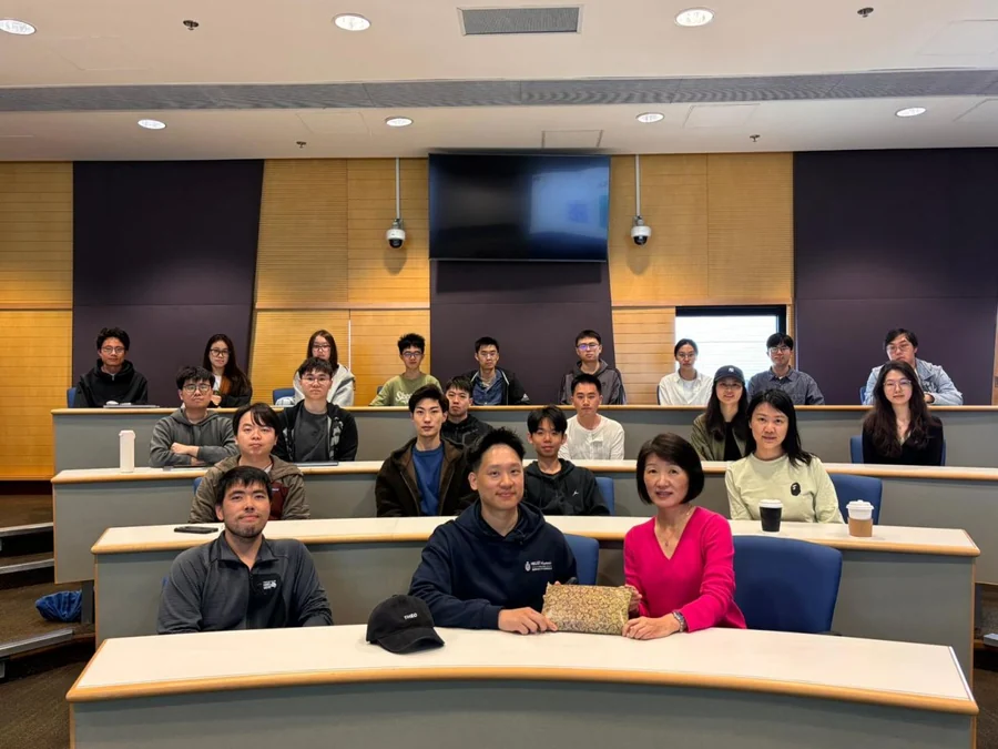 Jackson Wong with students at the HKUST School of Engineering FinTech Enrichment Workshop.